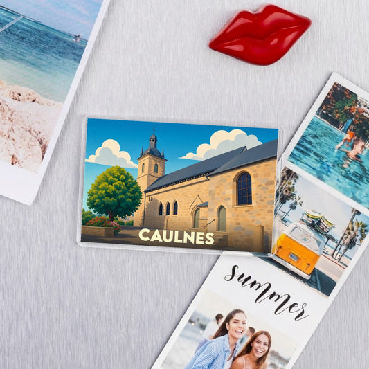 Magnet souvenir de la ville de Caulnes avec une illustration stylisée de son église.