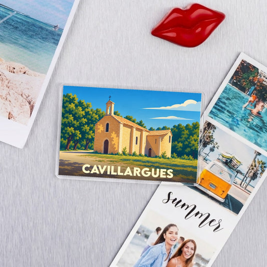 Magnet souvenir de la ville de Cavillargues avec une illustration stylisée de son église.