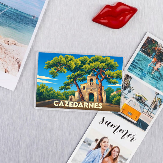 Magnet souvenir de la ville de Cazedarnes avec une illustration stylisée d'un clocher entouré de grands pins.