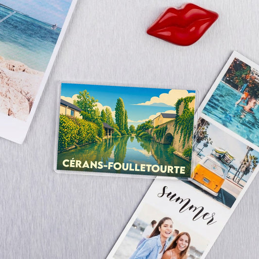 Magnet souvenir de la ville de Cérans-Foulletourte avec une illustration stylisée d'un canal.