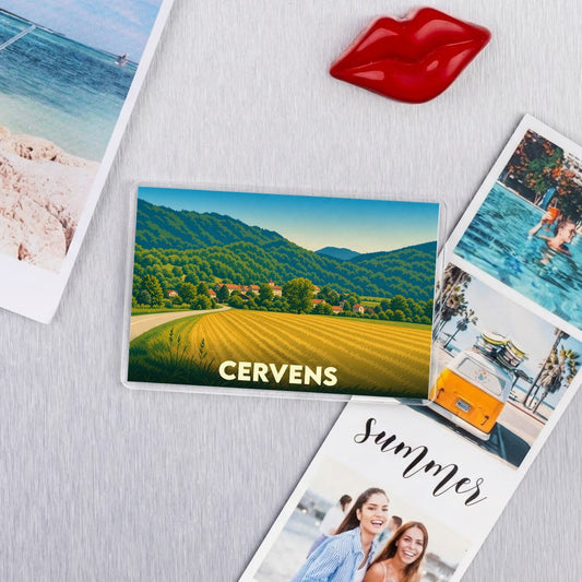 Magnet souvenir de la ville de Cervens avec une illustration de paysages vallonnés.