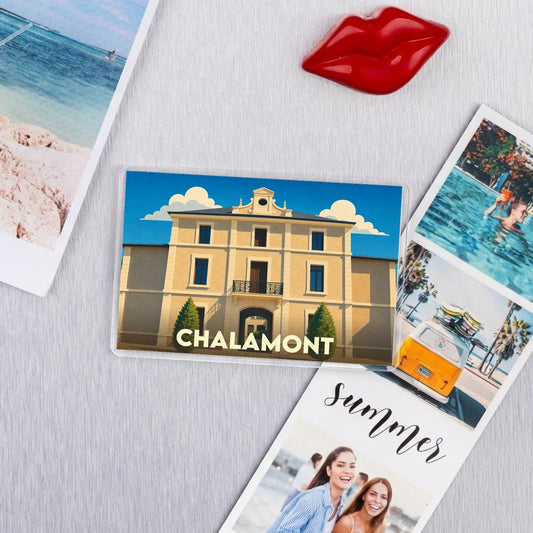 Magnet souvenir de la ville de Chalamont avec une illustration stylisée.