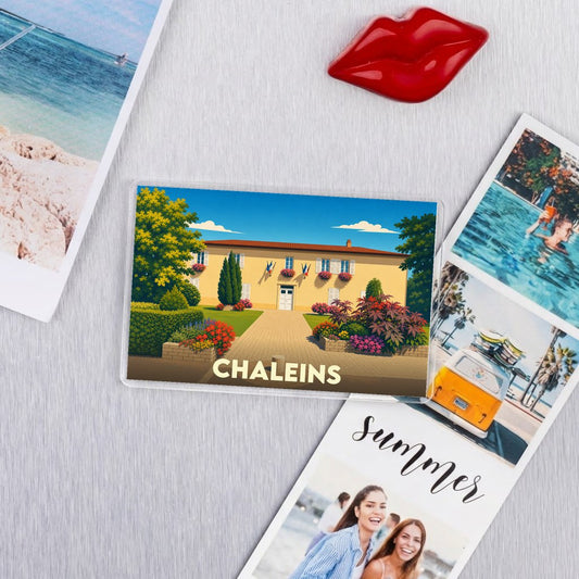 Magnet souvenir de la ville de Chaleins avec une illustration stylisée d'un bâtiment fleuri.
