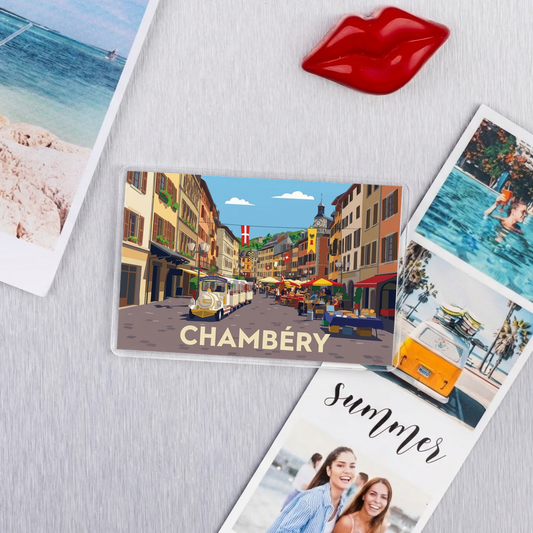 Magnet souvenir de la ville de Chambéry avec une illustration stylisée d'une rue animée.