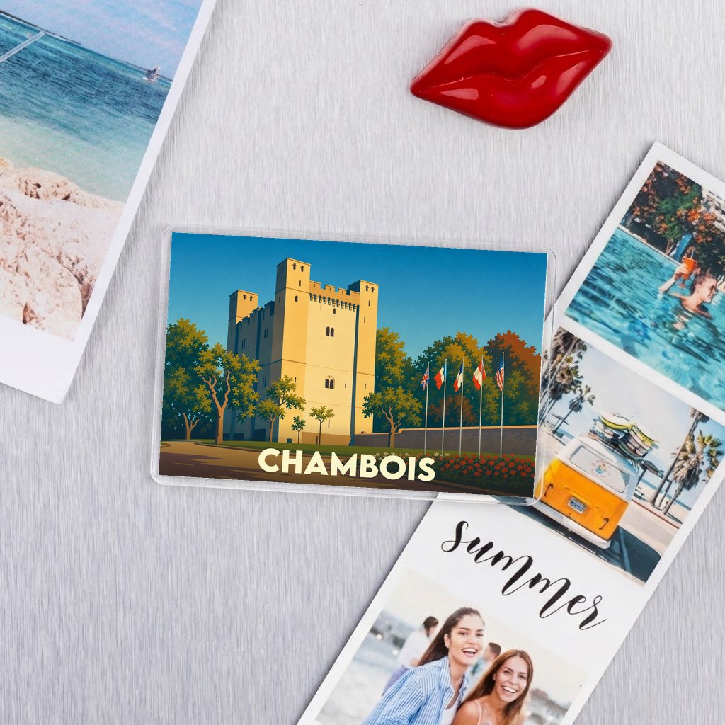 Magnet souvenir de la ville de Chambois avec une illustration stylisée du château médiéval.
