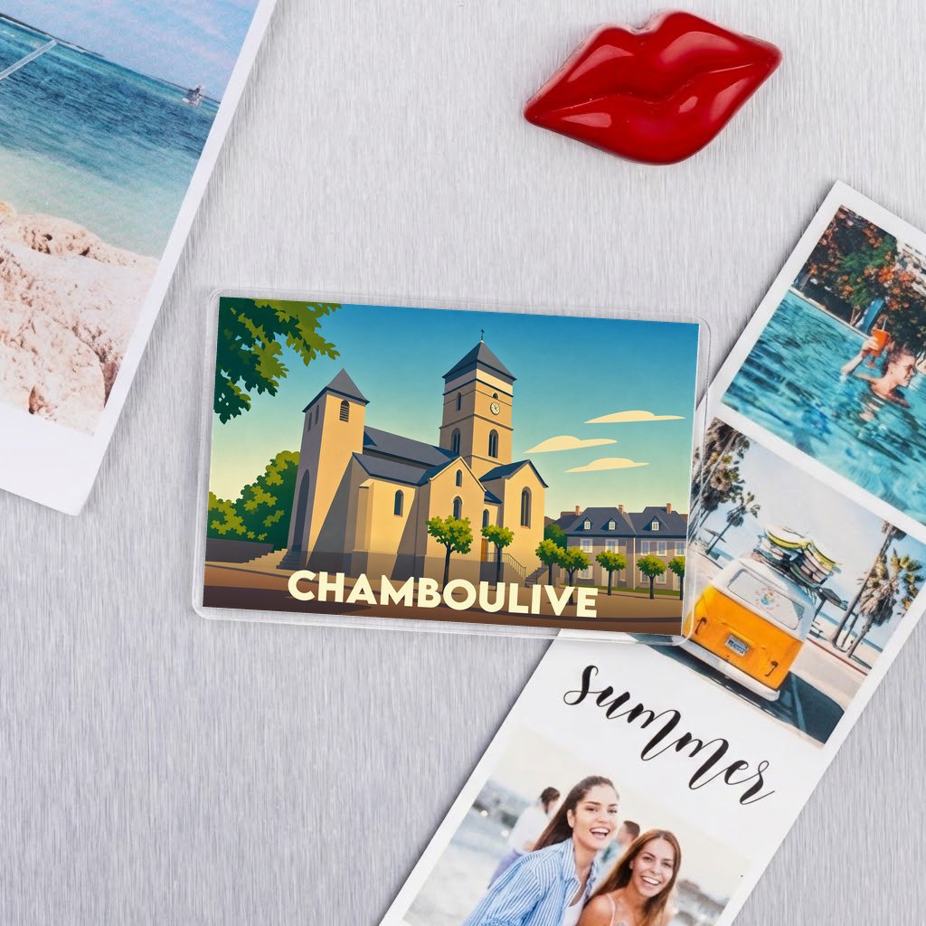 Magnet souvenir de la ville de Chamboulive avec une illustration stylisée de son église.