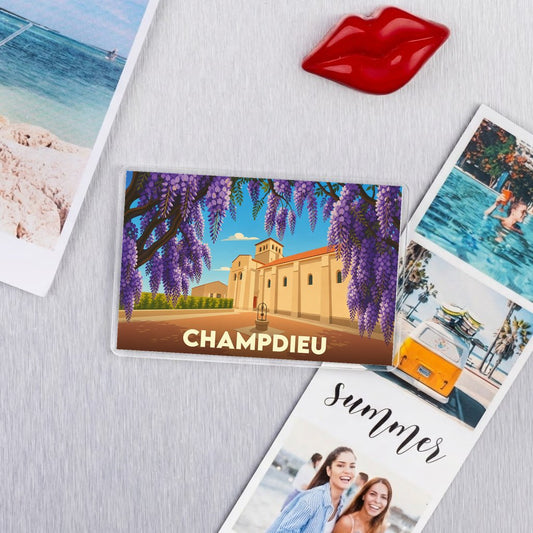 Magnet souvenir de la ville de Champdieu avec une illustration stylisée de son prieuré encadré de glycines.