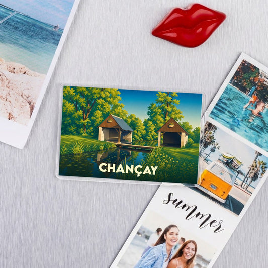 Magnet souvenir de la ville de Chançay avec une illustration stylisée de cabanes au bord de l'eau.