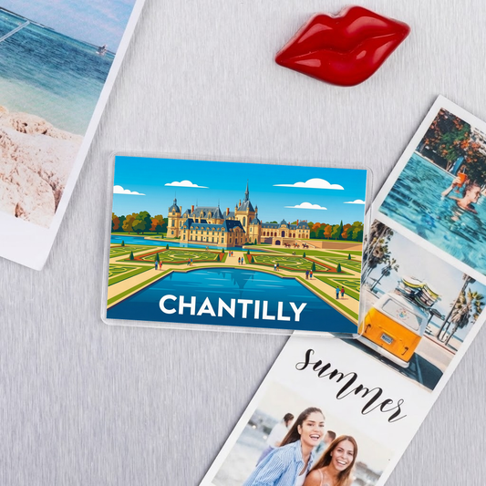 Magnet souvenir de la ville de Chantilly avec une illustration stylisée du château et de ses jardins.