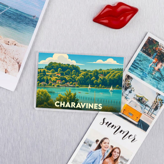 Magnet souvenir de la ville de Charavines illustrant son lac et ses paysages vallonnés dans un style rétro.