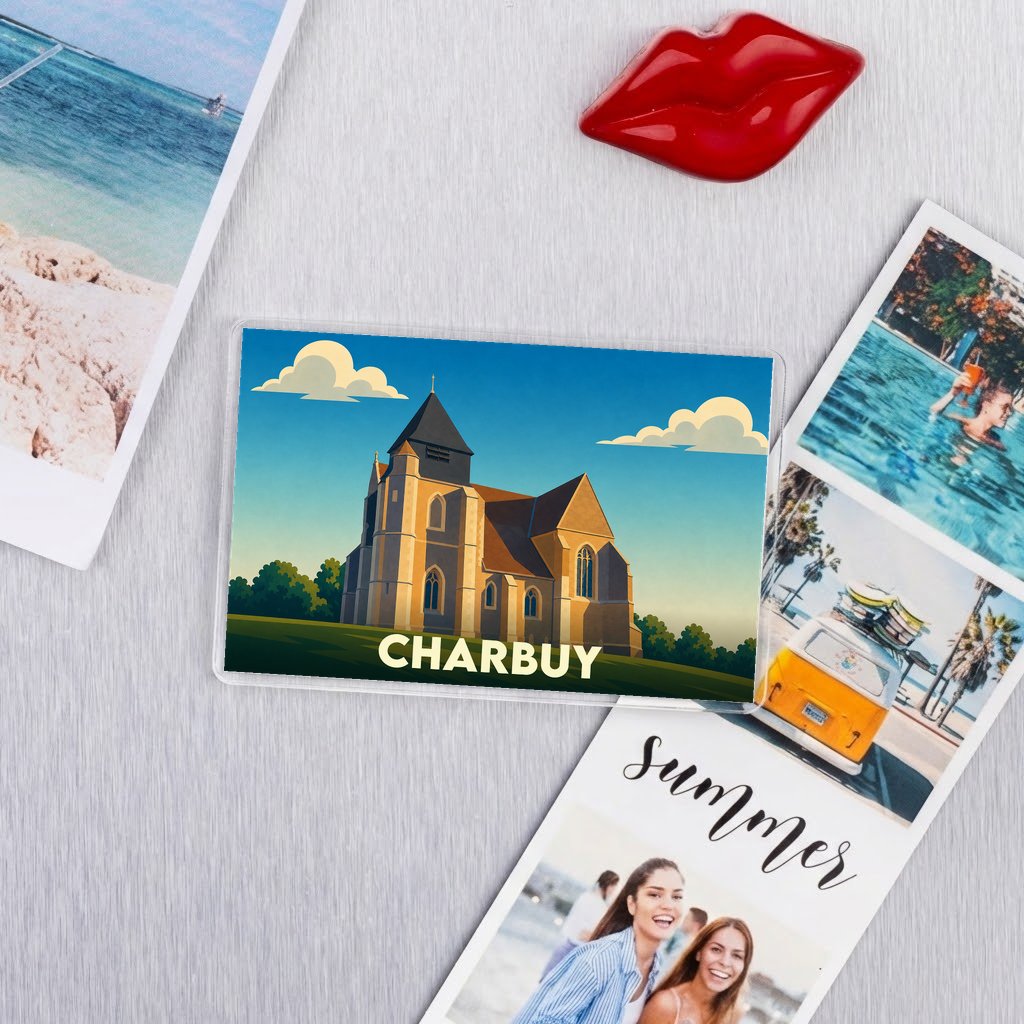 Magnet souvenir de la ville de Charbuy avec une illustration stylisée de son église.