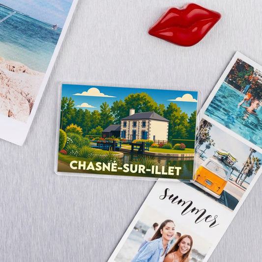 Magnet souvenir de la ville de Chasné-sur-Illet avec une illustration stylisée d'une maison au bord de l'eau.