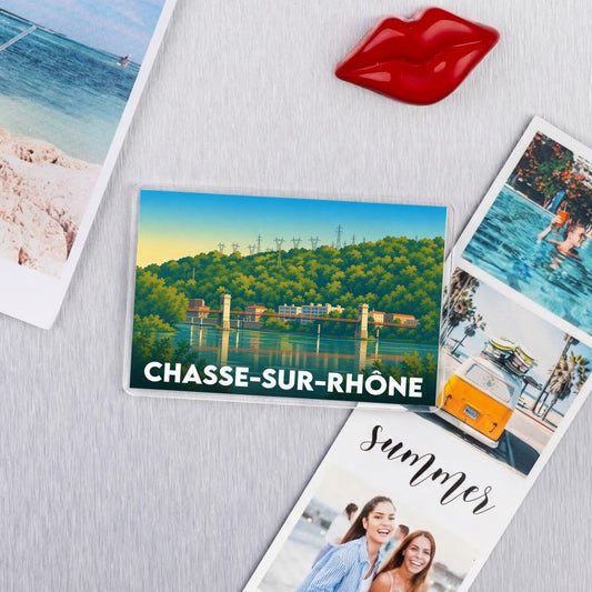 Magnet souvenir de la ville de Chasse-sur-Rhône avec une illustration stylisée de son pont et de ses collines.
