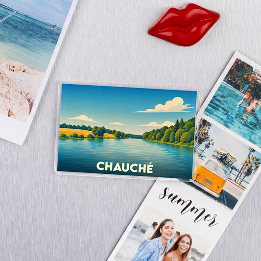Magnet souvenir de la ville de Chauché avec une illustration stylisée de paysage lacustre.