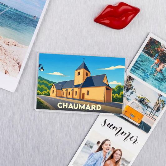 Magnet souvenir de la ville de Chaumard avec une illustration stylisée de son église.