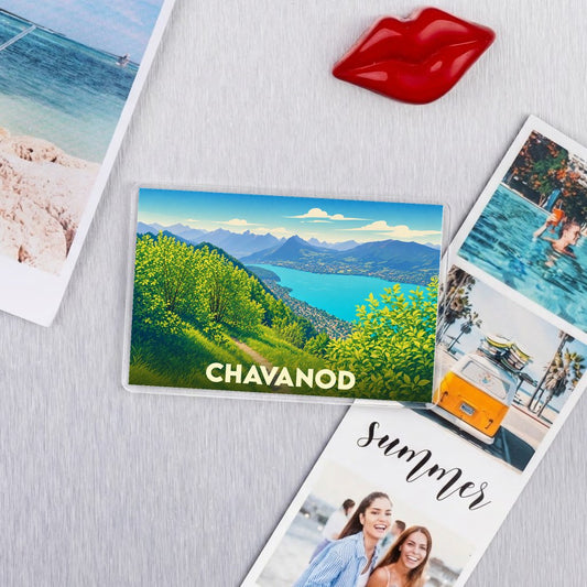 Magnet souvenir de la ville de Chavanod avec une illustration de paysage montagneux.