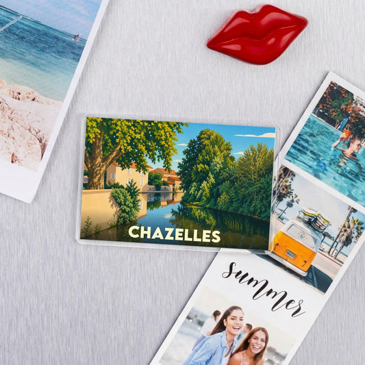 Magnet souvenir de la ville de Chazelles avec une illustration stylisée d'un paysage fluvial.