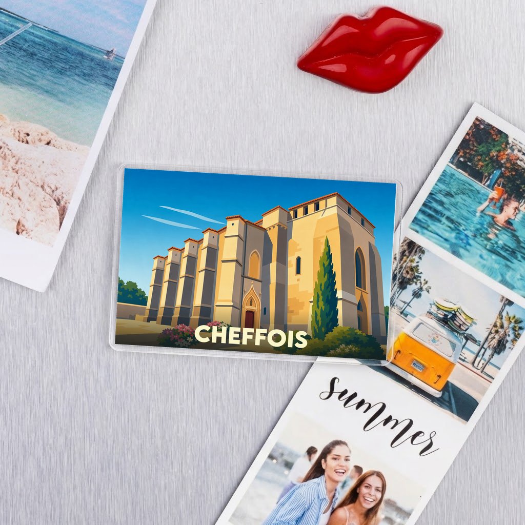 Magnet souvenir de la ville de Cheffois avec une illustration stylisée de son église fortifiée.