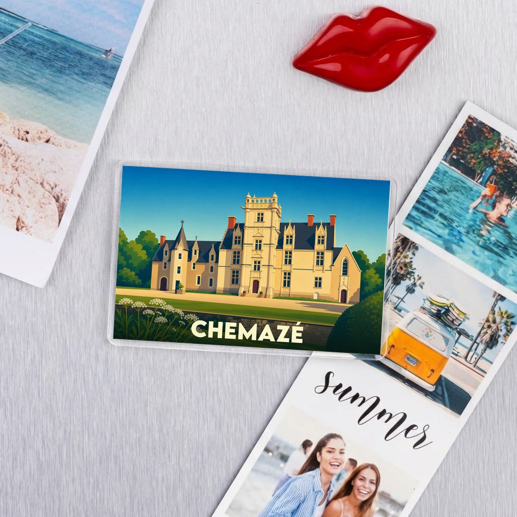 Magnet souvenir de la ville de Chemazé avec une illustration stylisée de son château.