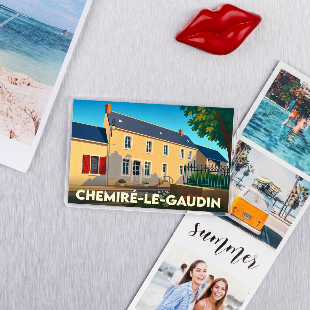 Magnet souvenir de la ville de Chemiré-le-Gaudin avec une illustration stylisée d'une maison de village.