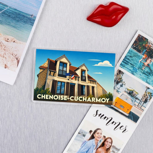 Magnet souvenir de la ville de Chenoise-Cucharmoy avec une illustration stylisée d'un bâtiment traditionnel.