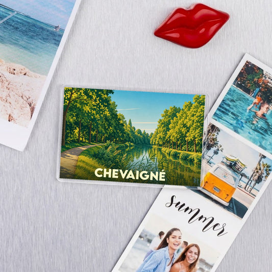 Magnet souvenir de la ville de Chevaigné avec une illustration d'un canal bordé d'arbres.