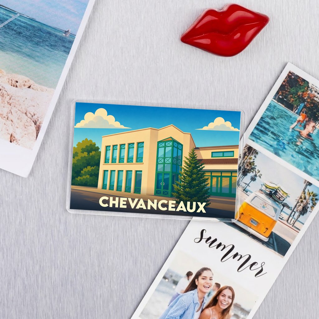 Magnet souvenir de la ville de Chevanceaux illustrant un bâtiment moderne sous un ciel ensoleillé.