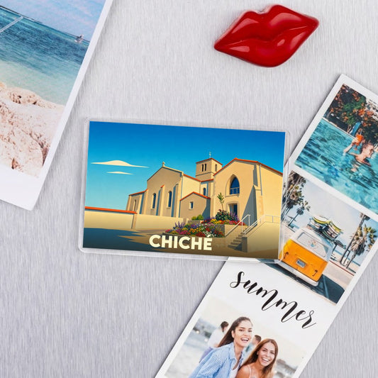 Magnet souvenir de la ville de Chiché avec une illustration stylisée de son église.