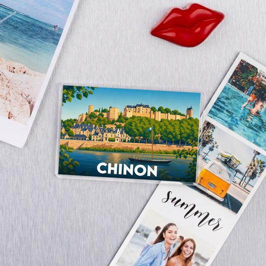 Magnet souvenir de la ville de Chinon avec une illustration stylisée du château et de la rivière.