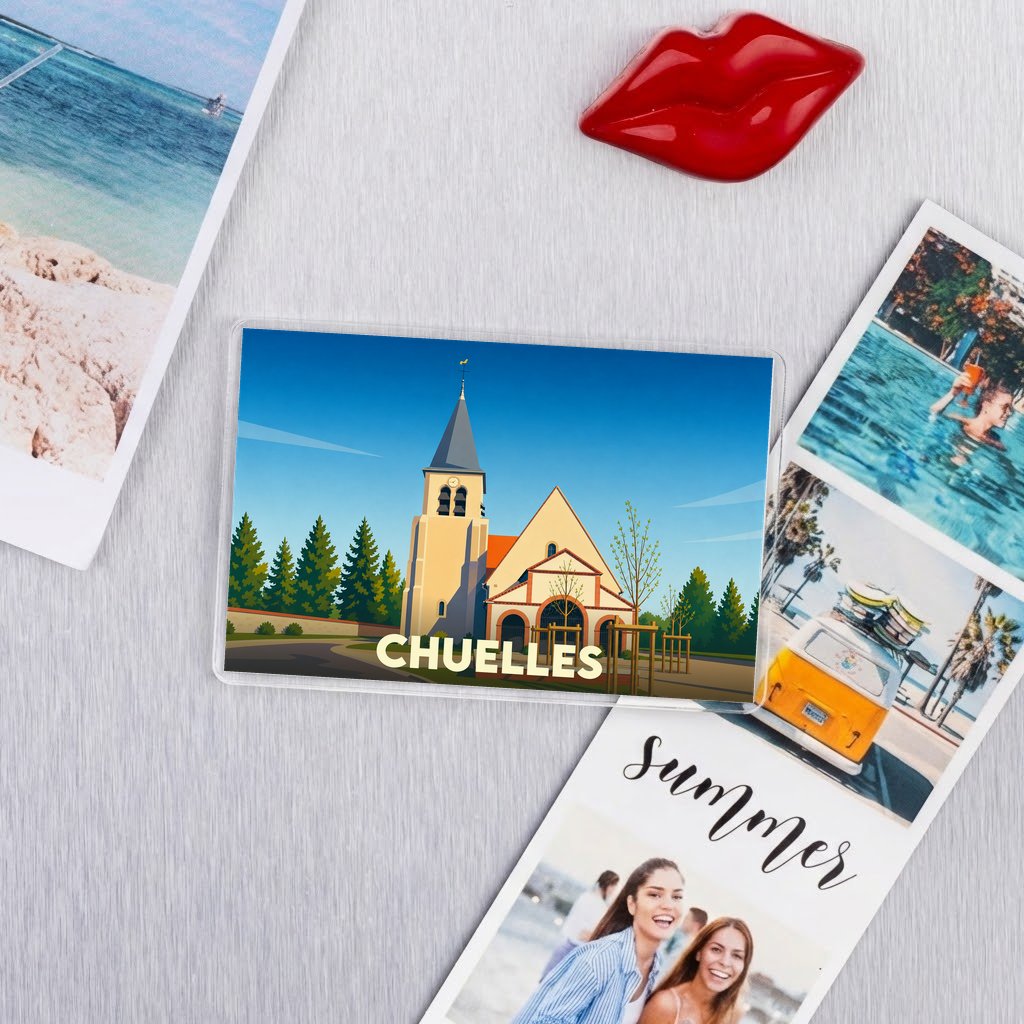 Magnet souvenir de la ville de Chuelles avec une illustration stylisée de son église.