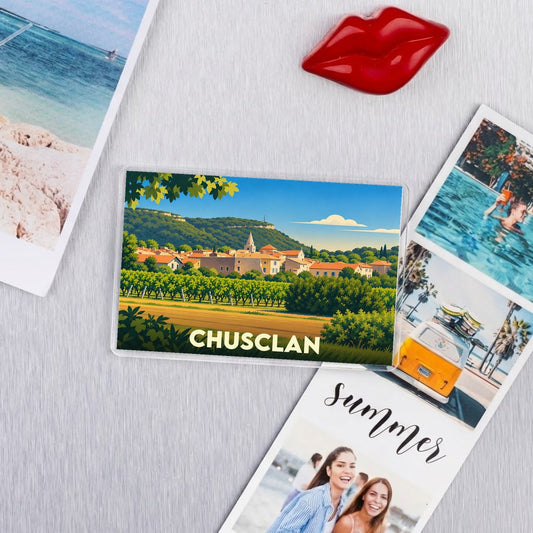 Magnet souvenir de la ville de Chusclan avec une illustration stylisée d'un village provençal et de ses vignobles.