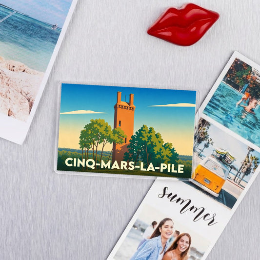 Magnet souvenir de la ville de Cinq-Mars-la-Pile avec une illustration stylisée de sa célèbre pile.