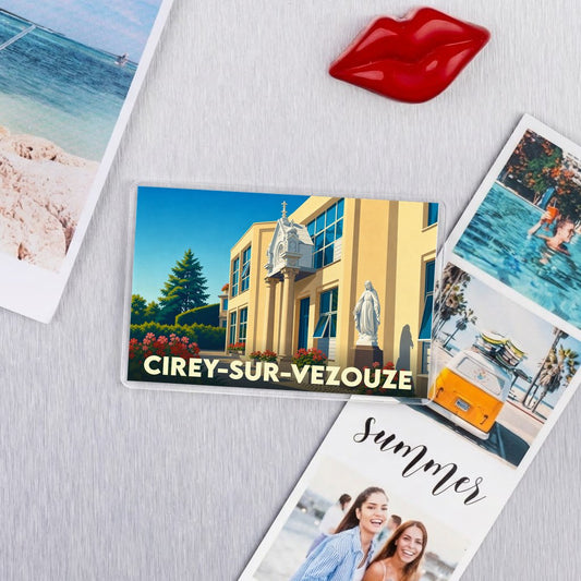 Magnet souvenir de la ville de Cirey-sur-Vezouze avec une illustration stylisée d'un bâtiment remarquable.