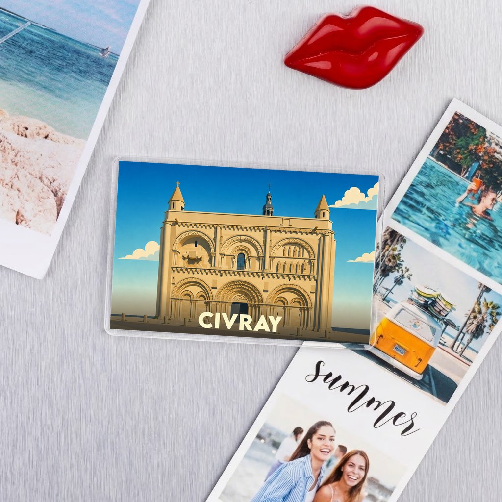 Magnet souvenir de la ville de Civray avec une illustration stylisée de son église romane.