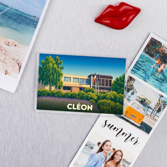 Magnet souvenir de la ville de Cléon avec une illustration stylisée de son hôtel de ville.