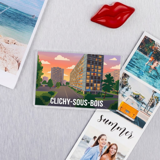 Magnet souvenir de la ville de Clichy-sous-Bois avec une illustration stylisée de grands ensembles au coucher du soleil.