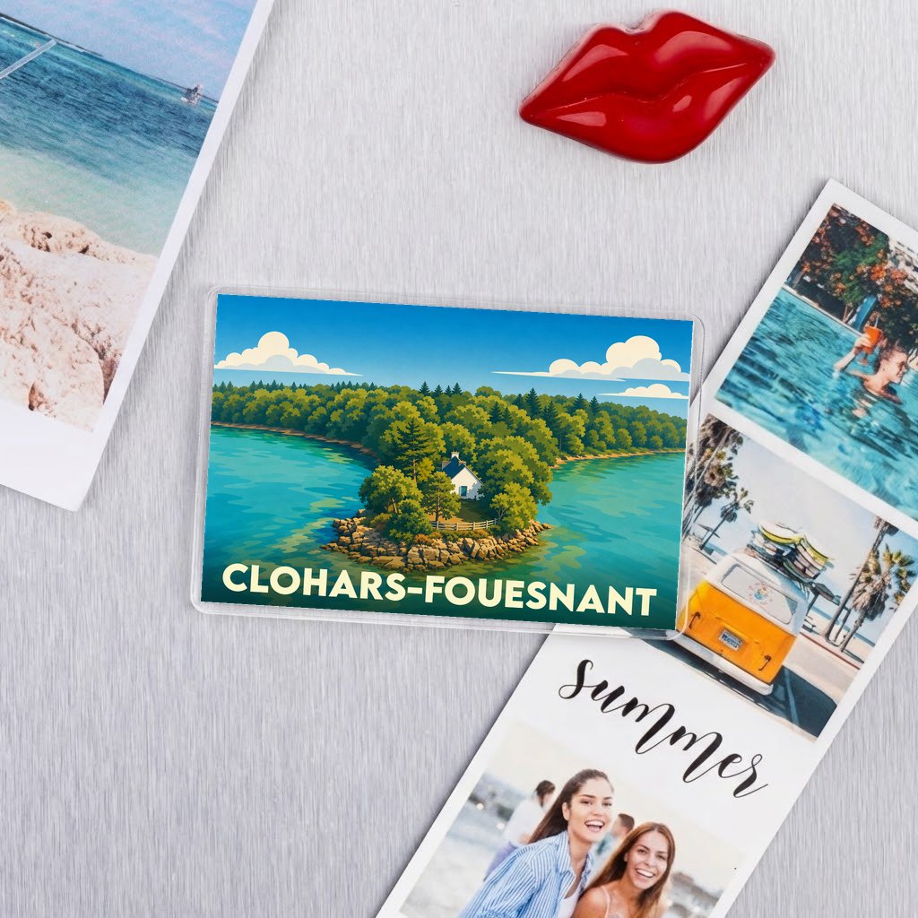 Magnet souvenir de la ville de Clohars-Fouesnant avec une illustration stylisée d'une maison au bord de l'eau.
