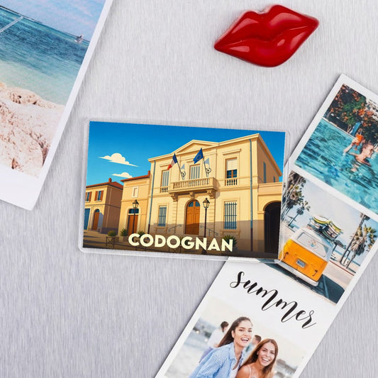 Magnet souvenir de la ville de Codognan avec une illustration stylisée de sa mairie.