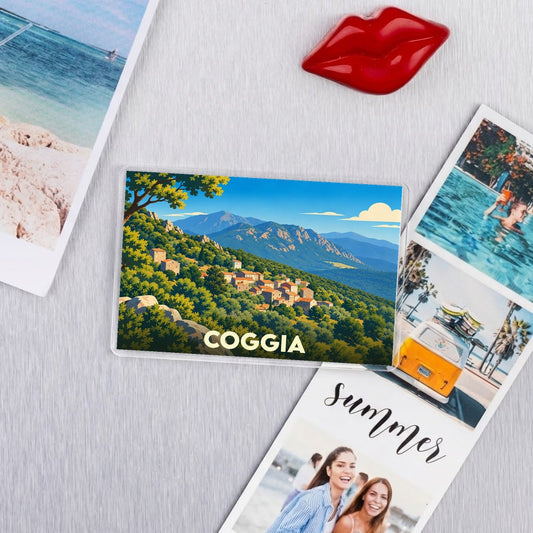 Magnet souvenir de la ville de Coggia avec une illustration stylisée de son paysage montagneux.
