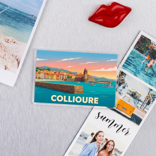 Magnet souvenir de la ville de Collioure avec une illustration stylisée de son port et de son église emblématique.