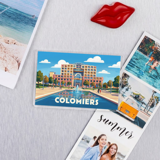 Magnet souvenir de la ville de Colomiers avec une illustration stylisée de l'hôtel de ville et d'une fontaine.
