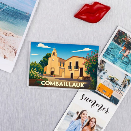 Magnet souvenir de la ville de Combaillaux avec une illustration stylisée d'une église sous un ciel bleu.