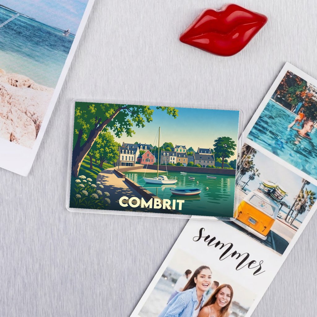 Magnet souvenir de la ville de Combrit arborant une illustration colorée et stylisée de son port.