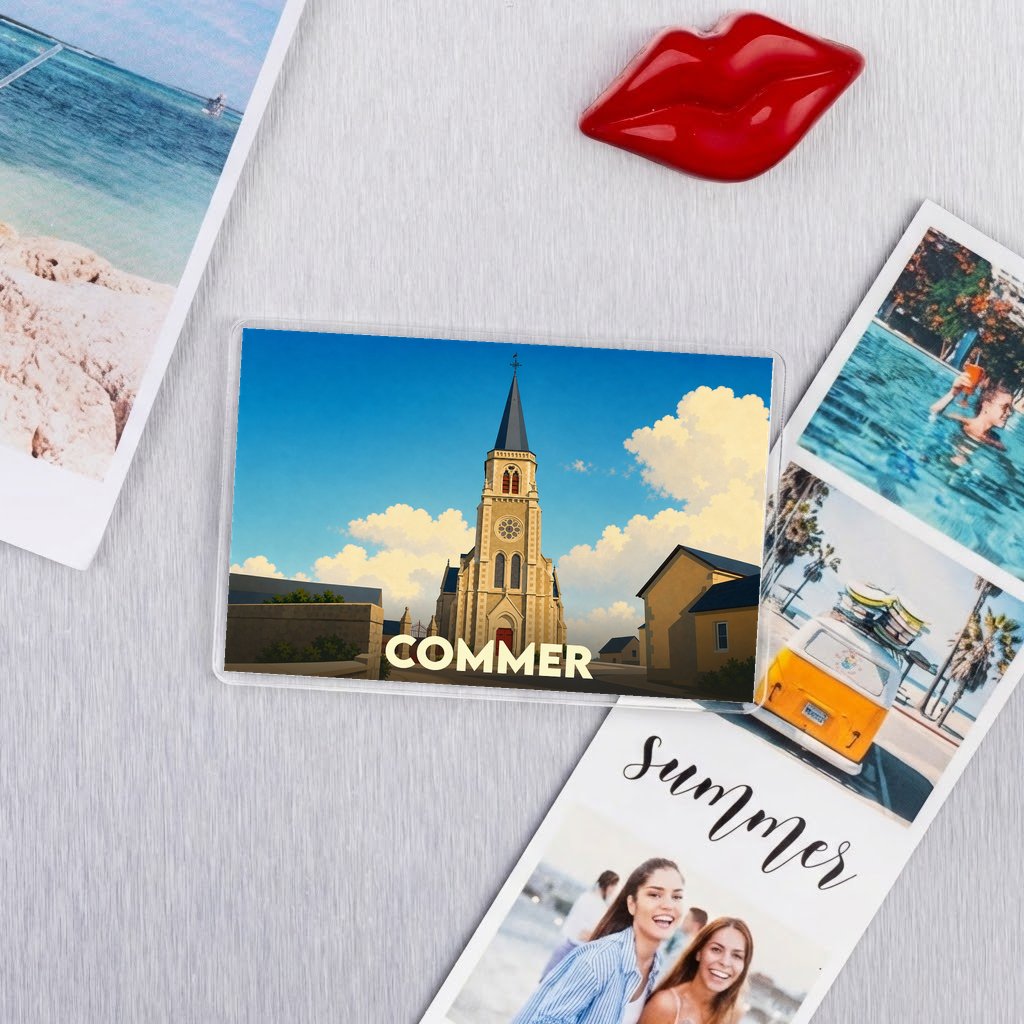 Magnet souvenir de la ville de Commer avec une illustration stylisée de son église.