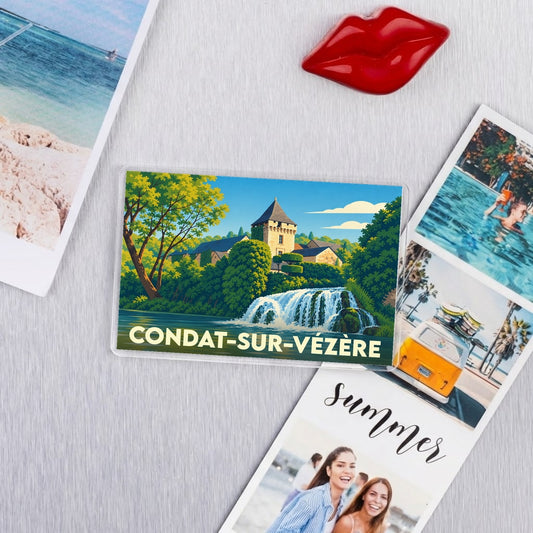 Magnet rectangulaire souvenir de Condat-sur-Vézère présentant une illustration stylisée du village et de sa cascade.