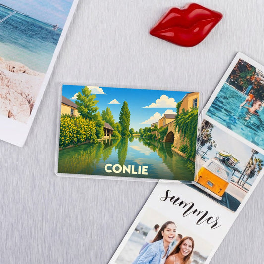 Magnet souvenir de la ville de Conlie illustrant un paysage paisible au bord de l'eau.