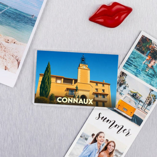 Magnet souvenir de la ville de Connaux avec une illustration stylisée d'un bâtiment provençal.