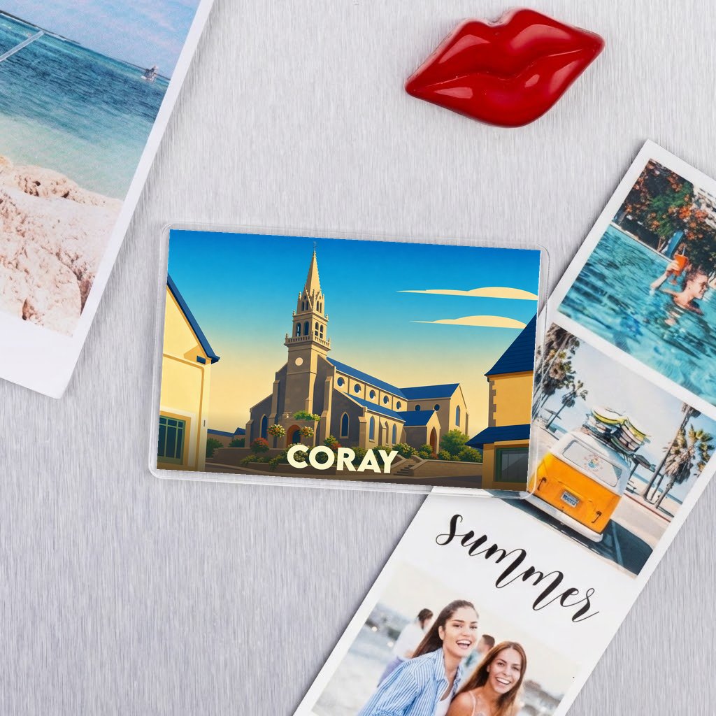 Magnet souvenir de la ville de Coray avec une illustration stylisée de son église.