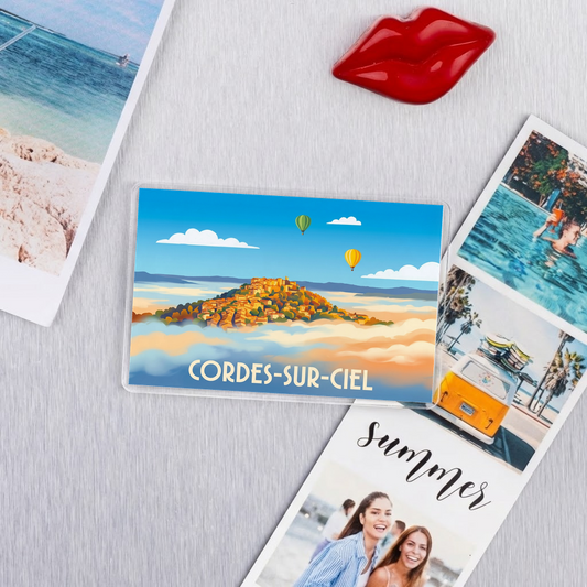 Magnet souvenir de la ville de Cordes-sur-Ciel avec une illustration stylisée.