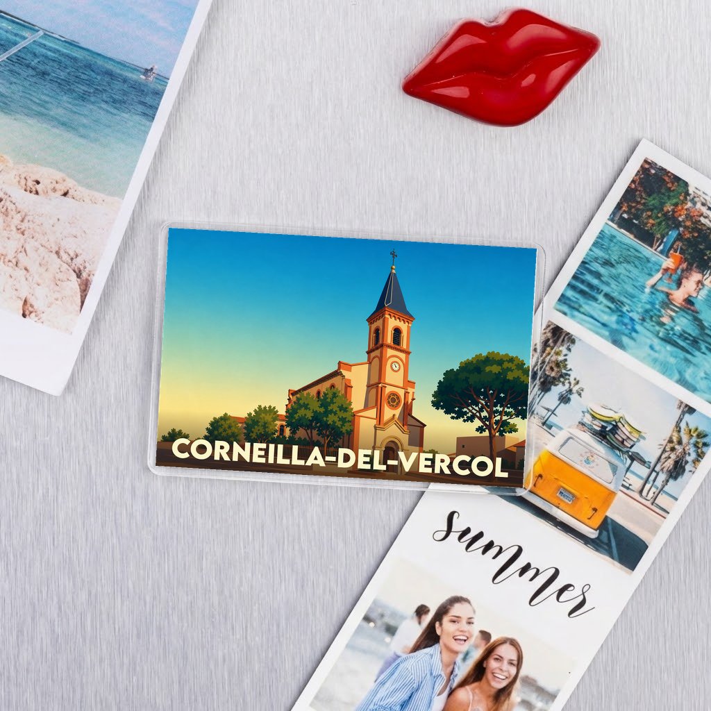 Magnet souvenir de la ville de Corneilla-del-Vercol avec une illustration stylisée de son église.